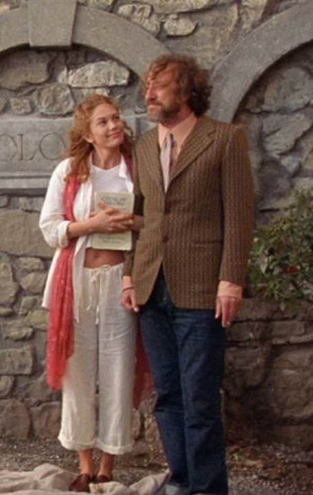 If Eileen Fisher had a 19-year-old second cousin named Britnee Fisher, she would likely wear an outfit similar to what Frances is donning here: linen pants, brown loafers, orange scarf ... crop top.  Photo: Touchstone Pictures Under The Tuscan Sun Outfit, Diana Lane, Scarf Crop Top, 2000s Pop Culture, Soft Autumn Color Palette, Second Cousin, Under The Tuscan Sun, Orange Scarf, Diane Lane