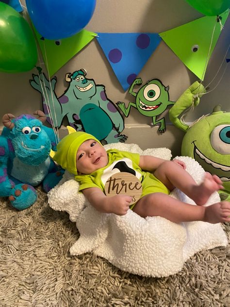 Disney Baby Monthly Photos, Cumplemes Bebe Ideas, Baby Boy Photoshoot Ideas, Toy Story Newborn Pictures, Toy Story Newborn Photography, New Born Baby Boy Photo Theme, Baby Boy Photo Shoot Ideas, Monsters Inc Baby, Cute Newborn Baby Girl