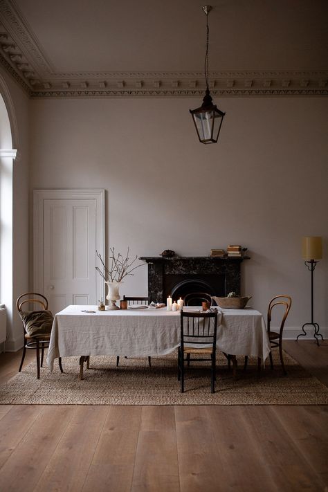 natural timeless dining room decor with linen Lamp Candle Holder, Color Table, Tablecloth Fabric, Natural Fabric, New Carpet, Colorful Table, Rectangle Table, Vase Candle Holder, Belgian Linen