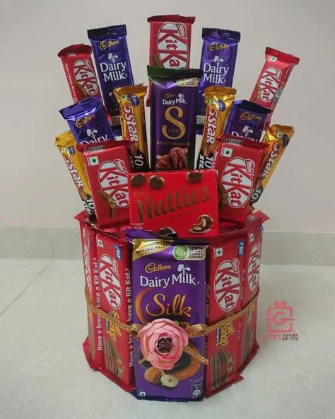 Chocolate Basket Decoration Wedding, Chocolate Candy Bouquet, Chocolate Packing Ideas Gift For Wedding, Mini Chocolate Hamper, Birthday Packing Gift Ideas, Chocolates Gift Packing Ideas, Chocolate Bucket Gift, Bouquet Of Chocolates Gift Ideas, Chocolate Hamper Ideas Baskets