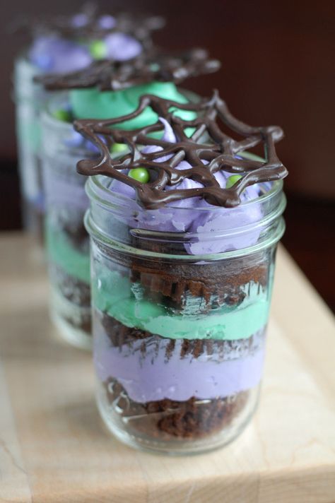 Mason Jar Cakes | http://www.foodlovinfamily.com/mason-jar-cakes/ Chocolate Spider Web, Mason Jar Halloween Decorations, Jar Cakes, Mason Jar Cakes, Chocolate Spiders, Cake Jars, Holiday Ice Cream, Mason Jar Desserts, Marshmallow Buttercream