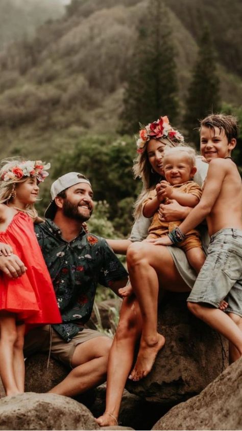 We planned this Hawaii family photoshoot on our Hawaii vacation and I am OBSESSED with how they turned out! Save these as inspo for your next family vacation to Hawaii and see our Hawaii family photo outfits here!! Hawaii Family Photoshoot, Hawaii Outfit Ideas, What To Wear In Hawaii, Outfit Ideas Matching, Vacation To Hawaii, Hawaii Outfit, Shorts For Kids, Vacation Family, Hawaii Vacation