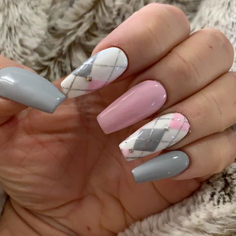 Pink Argyle Nails, Argyle Nail Art, Grey Pink Nails Ideas, Argyle Nails Designs, Pink And Grey Nails Designs, Pink And Grey Nails, Pink Grey Nails, Designed Nails, Argyle Nails