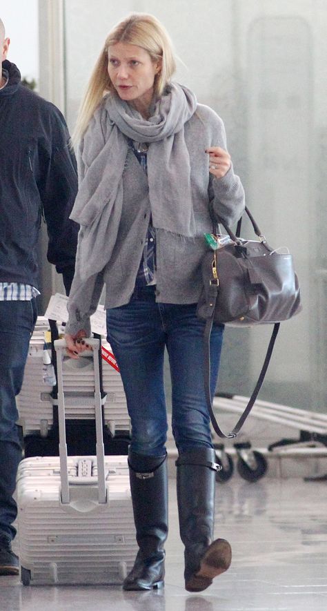 Gwyneth Paltrow with her Rimowa suitcas Rimowa Topas, Rimowa Luggage, Suitcase Bag, Heathrow Airport, Best Luggage, Dress Work, Travel Outfits, Heathrow, Travel Wardrobe