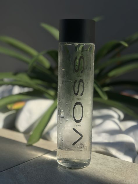 voss Voss Water Aesthetic, Tomar Agua Aesthetic, Agua Voss, Voss Water Bottle, Voss Water, Fancy Water Bottles, Luxury Packaging Design, Water Branding, Water Aesthetic