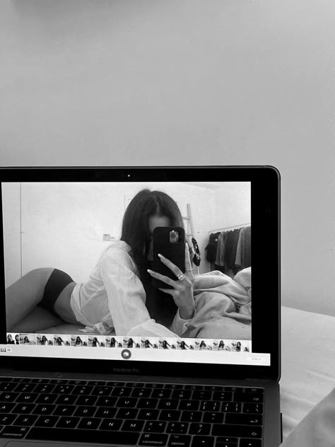 Laptop Selfie Poses, Hyuna Photoshoot, Risky Pictures, Selfie Poses Instagram, Self Portrait Poses, Foto Tips, Selfie Ideas Instagram, Mirror Pic, Foto Ideas Instagram