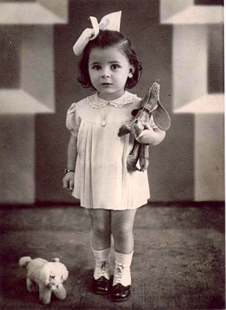 A photo of Klara Boda Vintage Family Photos, Born In July, Vintage Children Photos, Jewish Girl, Vintage Portraits, Moda Vintage, Vintage Pictures, Kids Pictures, Vintage Girls