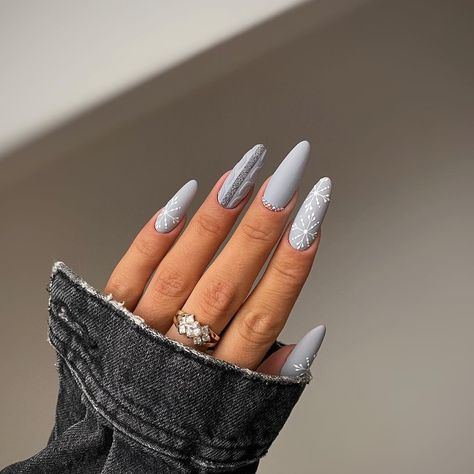 55 GORGEOUS WINTER NAIL DESIGNS TO COPY - Stylin by Sarita Gray Christmas Nails, Wintry Nails, Christmas Nails Snow, Grey Christmas Nails, Wholesome Stuff, Snow Nails, Black Nails With Glitter, Glitter Gradient, New Nail Art Design