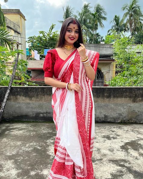 Dress Illustration Art, Red And White Saree, Hindu Women, White Sari, Best Indian Wedding Dresses, Bengali Culture, Bengali Saree, Latest Bridal Lehenga, Desi Bride