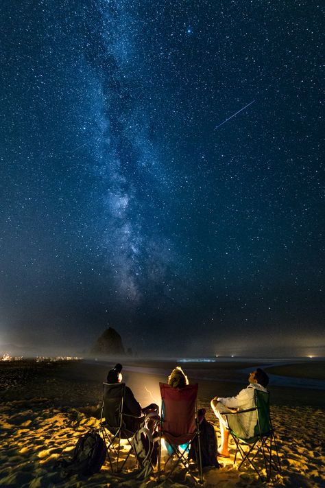 Under the Starry Sky: Trio Watches Meteor Shower in Stunning Photo Perseids Meteor, Sky And Stars, Flat Abs Workout, Milky Way Photography, Perseid Meteor Shower, Other Planets, Earth And Sky, Star Light Star Bright, Meteor Shower