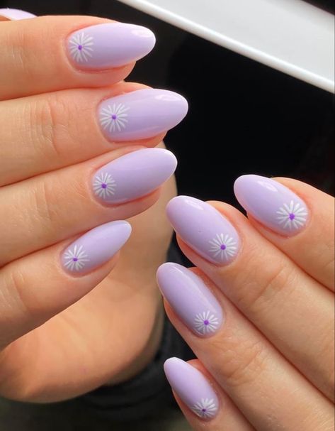 Purple Margarita, Nails 2022 Trends Summer, Short Nails 2022 Trends, Short Nails 2022, Iris Nails, Lilac Nails Design, Periwinkle Nails, Beautiful Nails Design, Daisy Purple