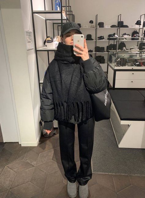 Black Puffer Outfit, Black Puffer Jacket Outfit, Aesthetic Winter Fashion, Puffer Jacket Outfits, Cold Winter Outfits, Women Puffer Jacket, Puffer Outfit, Puffer Jacket Outfit, Outfits Cold