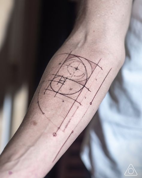 A precise fine line geometric tattoo of a Fibonacci spiral inspired by the golden ratio. The Golden Ratio Tattoo, Fibonacci Tattoo Golden Ratio, Fineline Geometric Tattoo, Line Geometric Tattoo, Fine Line Minimalist Tattoo, Fine Line Geometric Tattoo, Abstract Geometric Tattoo, Golden Spiral Tattoo, Fibonacci Spiral Tattoo