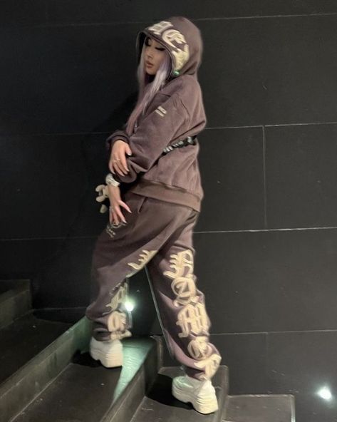 Hypebeast Girl Outfit, Tracksuit Outfit Women Street Styles, Hypebeast Girl, Tracksuit Outfit Women, Brown Tracksuit, Named Collective, Tracksuit Outfit, Fits Inspo, Airport Fashion