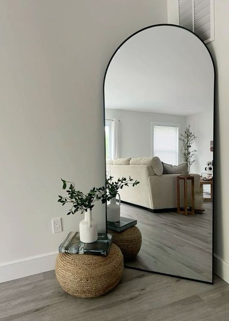 Small Corner Living Room, Corner Mirror Decor, Arches Mirror, Mirror Corner Ideas, Mirror In Living Room Ideas, Modern Home Decor Living Room, Minimalist Apartment Decor, Living Room Mirror, Modern Apartment Decor