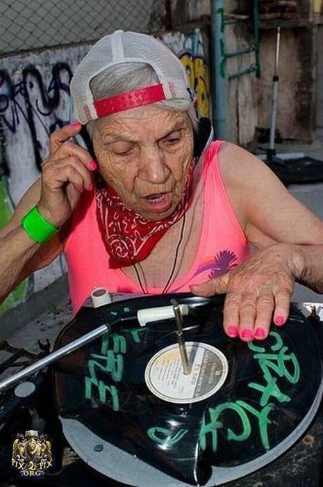 lady dj. old grandma spinning vinyls!! :) Grandma Character, Old Man Pictures, Jokes About Men, Funny Old People, Funny Grandma, Old Lady Humor, Grandma Fashion, Fashion Fails, Old Person