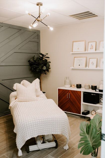 Home Esthetics Salon, Esthetic Spa Room Ideas, Esthetic Spa Decor, Cozy Massage Room Ideas, Beauty Therapy Room Ideas, Apartment Salon Ideas, Organic Hair Salon Decor, Esthetics Room Decor Interior Design, Aesthetic Facial Room