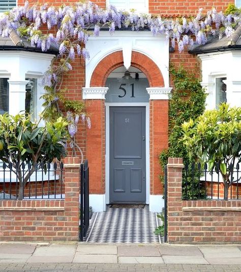 The wisteria-hysteria has definitely been the thing this spring. Thousands of Instagramers have been looking for the perfect house draped in the seasonal bloom to add to their feeds. Looking for the best places to get your shot? Try Kensington and Notting Hill–they're your best bet. Victorian Front Garden, Terrace House Exterior, Victorian Terrace House, London Buildings, Front Gardens, Concept Model, Front Garden Design, Edwardian House, Architecture Concept