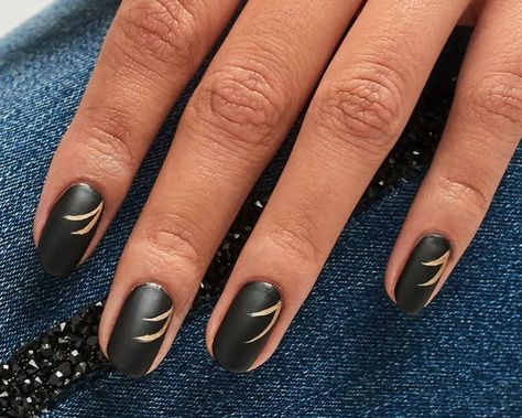 Matte Nails Diy, Matte Nail Polish Colors, Nail Polish Ideas Easy, Matte Gel Nails, Nail Polish Tutorial, Shellac Nail Polish, Regular Nail Polish, Matte Black Nails, Matte Nail Polish