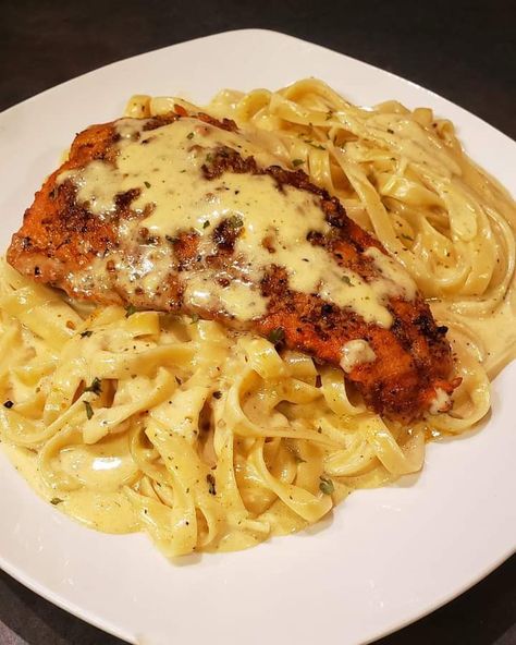 Oh my!...Salmon Alfredo!❤ Seafood Pasta Aesthetic, Alfredo Salmon, Salmon Alfredo, Pasta Aesthetic, Food Babe, Delicacy Food, Seafood Pasta, Food Therapy, Yummy Comfort Food