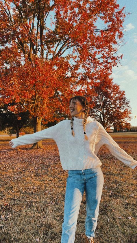 Potraits Idea Fall, Autumn Instagram Photos, Autum Insta Pictures, Fall Ig Photo Ideas, Instagram Pose Ideas Autumn, Fall Poses For Instagram, Fall Foliage Photoshoot, Fall Leave Photoshoot, Fall Leaves Photoshoot