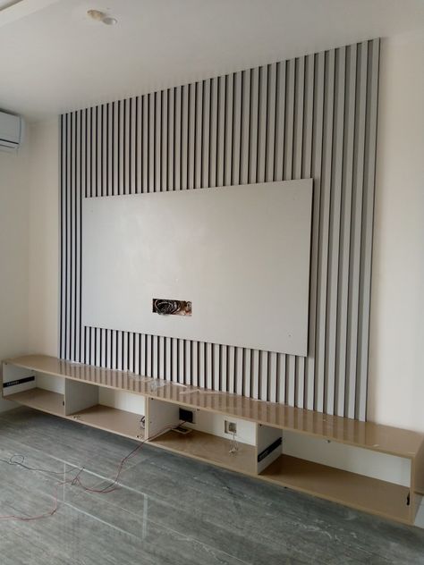 Suspended TV console with wall Cladding and lighting. Suspended Tv Console, Backyard Tv, Outdoor Tv Screen, Outdoor Tv Setup, Garden Cinema, Porch Tv, Corner Porch, Tv Solutions, Deck Lounge