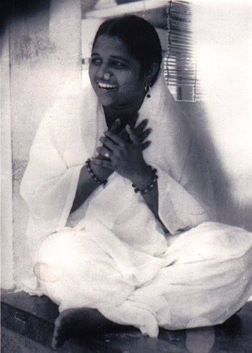 Amma, the "Hugging Saint" who is said to Embody the Spirit of the Divine Mother Paul Wagner, Anandamayi Ma, Mata Amritanandamayi, Spiritual Images, India People, Divine Mother, Mother Goddess, Spiritual Teachers, Fukushima