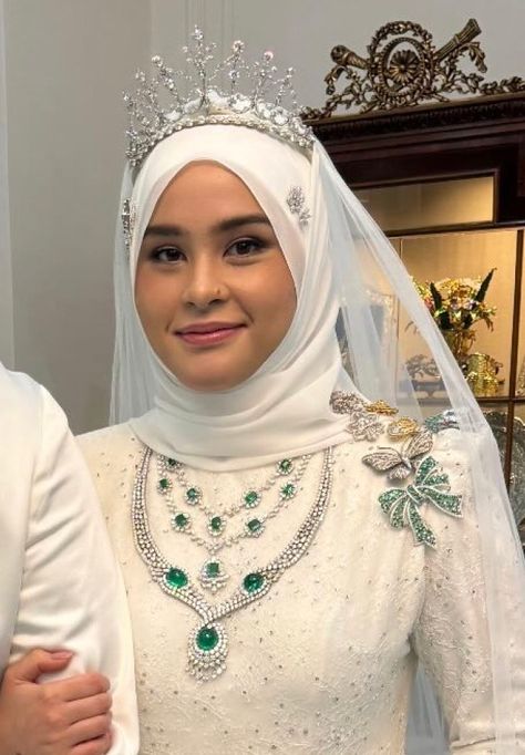 Wedding of Princess Afzan of Pahang Nikah Ceremony, Royal Marriage, Vintage Tiara, Tiaras Jewellery, Kuantan, Handsome Groom, Jewel Wedding, Diamond Tiara, Royal Jewels