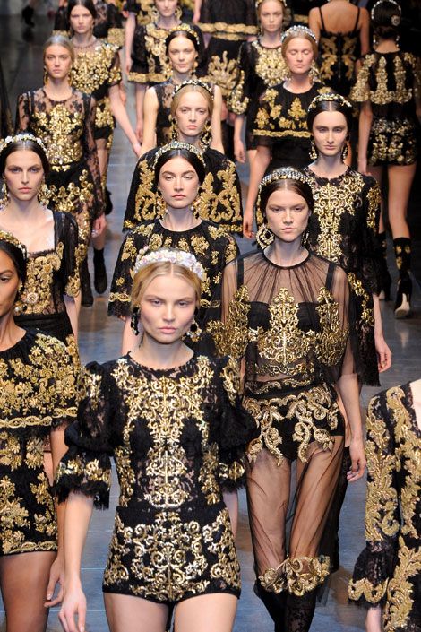 Marie Antoinette and all of King Louis XVI's Court would go baroque for the extravagant decadency of these looks from Dolce & Gabbana's F/W 2012 runway show! #IveGotYourStyle Detail Couture, Hand Stitches, Baroque Art, Baroque Style, Baroque Fashion, Dolce E Gabbana, Pretty Style, Fashion Images, Trend Fashion