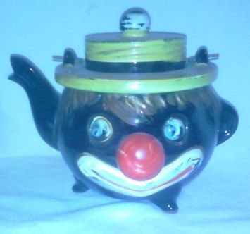 1960 Black Americana Teapot. $35.00, via Etsy. Tea Pots Art, Clown Face, Novelty Teapots, Teapots Unique, Black Americana, Teapots And Cups, Antique Tea, Tea Pots Vintage, Chocolate Pots