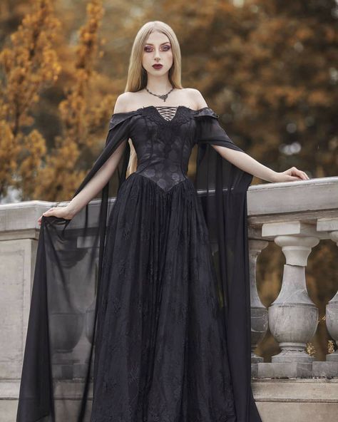 Royalty Dress, Gothic Models, Goth Beauty, Goth Dress, Fantasy Gowns, Medieval Dress, Amazing Photo, Medieval Fashion, Gothic Beauty