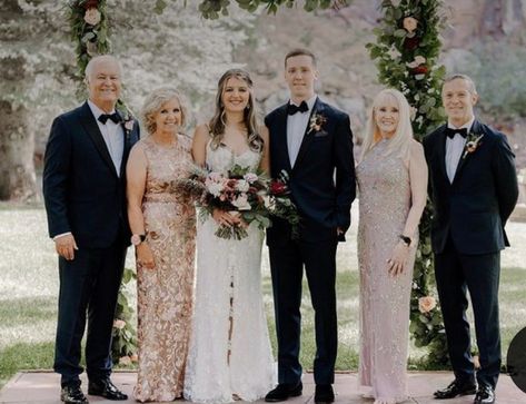 Immediate Family Wedding Photos, Cute Family Wedding Photos, Large Family Wedding Photos Group Poses, Posed Family Wedding Photos, Parents Of Bride And Groom Pictures, Family Poses Wedding, Wedding Photography Poses Family Parents The Bride, Wedding Family Formals, Wedding Day Poses Family