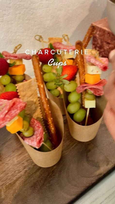 Appetizers In A Cup Individual, Charcuterie Party Cups, Charcuterie Cup, Easy Charcuterie Board, Easy Charcuterie, Charcuterie Cups, Charcuterie Board Meats, Charcuterie Appetizers, Wedding Appetizers