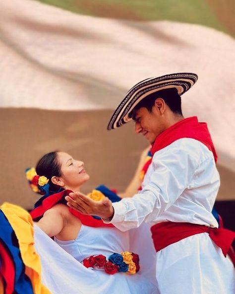 Jair Bravo Brr on Instagram: "Que viva colombia ! “ Colombia te hiciste grande con el furor de tu gloria, la America toda canta la floración de tu historia, Vivemos siempre vívemos….” Un recorrido cultural por esta danza tan sabrosa y coqueta que es la Cumbia colombiana, disfrutando momentos y pisando escenario para alegrar a nuestro público con la tradición Somos artistas cusqueños explorando distintos países a través de sus raíces tradicionales por medio de la danza es nuestro estilo de v Colombian Dance, Colombia Culture, Colombia Country, Travel Colombia, Latina Aesthetic, Colombian Culture, Salsa Music, Jesus Christ Artwork, Country Fair