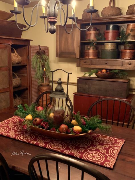 Colonial Christmas Decorating, Colonial Williamsburg Christmas, Primitive Dining Room, Williamsburg Christmas, Colonial Home Decor, Primitive Dining Rooms, Primitive Christmas Decorating, Primitive Bathrooms, Deco Champetre