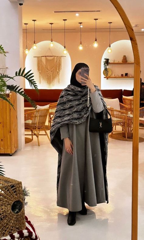 Abaya Winter Outfit, Qatar Outfits, Winter Abaya Outfits, Qatar Women, Qatar Abaya, Niqab Wedding, Women Style Inspiration, Classy Abaya, Winter Abaya