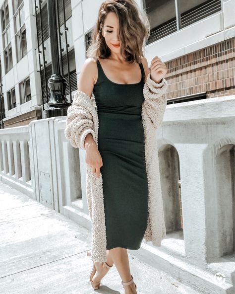 Long Dress In Winter, Midi Dress Outfit Fall, Bodycon Dress With Cardigan, Bodycon Midi Dress Outfit, Fall Bodycon Dress Outfit, Bodycon Dress Outfit Ideas, Dress With Cardigan Outfit, Classy Bodycon Dress, Silk Bodycon Dress