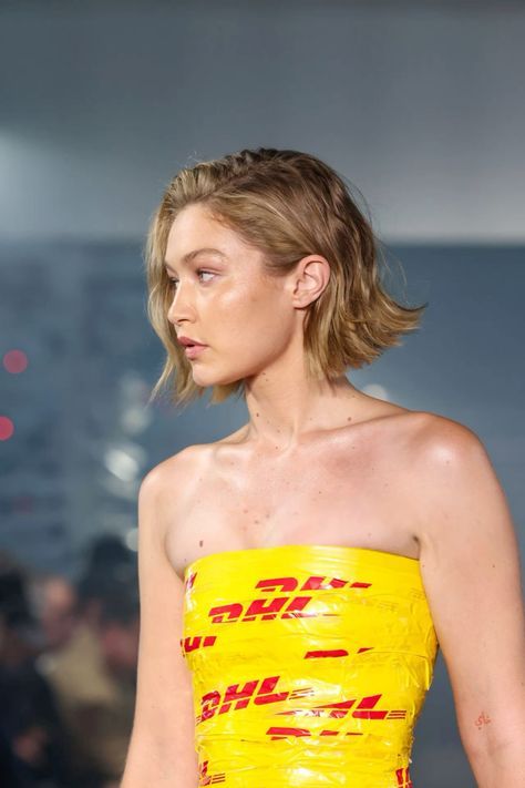 Gigi Hadid Short Hair 2024, Gigi Hadid Short Hair, Gigi Hadid Bob, Gigi Hadid 2024, Gigi Hadid 2015, Small Chin, Simple Cat Makeup, Iconic Runway, Vampire Makeup Looks