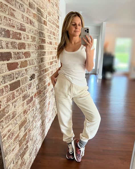 Athleisure Outfit Beige Joggers Outfit, Beige Joggers Outfit Women, New Balance 237 Outfit, Beige Joggers, Slouchy Socks, New Balance 237, Athleisure Loungewear, Loungewear Outfit, Athleisure Outfit