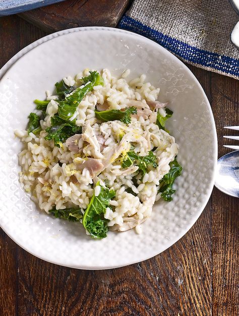 Make leftover turkey the star of another dinner, with kale and fresh lemon, in this quick and easy risotto recipe. Baked Orzo, Leek Risotto, Easy Risotto, Risotto Recipes Easy, Pulled Pork Leftovers, Raw Spinach, Kale Pesto, Risotto Recipes, White Bean