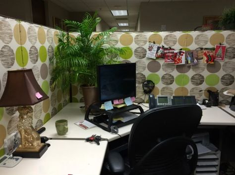 15 People Who Completely Transformed Their Office Cubicles Into Magical Spaces Cubicle Wallpaper Fabrics, Cubicle Wallpaper, Decorate My Cubicle, Cute Cubicle, Sticky Wallpaper, Office Cubicles, Dining Room Curtains, Office Cubicle, Cubicle Decor