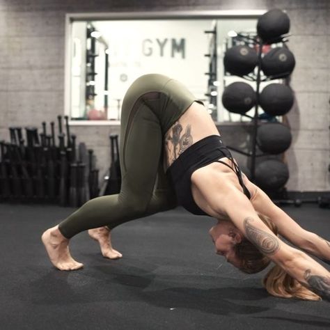 Stephanie Anneliese Rose on Instagram: "‼️Decompression Flow‼️ — Smoothen out your Saturday with this spinal flow to lengthen & decompress your muscles after a hard session...👇 — ▪️Bear Squat > Spinal Wave (1 Rep) ▪️6-8 Reps ▪️3 Rounds ▪️Rest When Needed — ... The perfect way to end your workout & down-regulate your nervous system 🙏🙌🌊 — @phase6fitness — #bodyweightraining #mobilitytraining #activerecovery #durability" Spinal Flow, Nervous System, Muscles, Yoga, On Instagram, Instagram