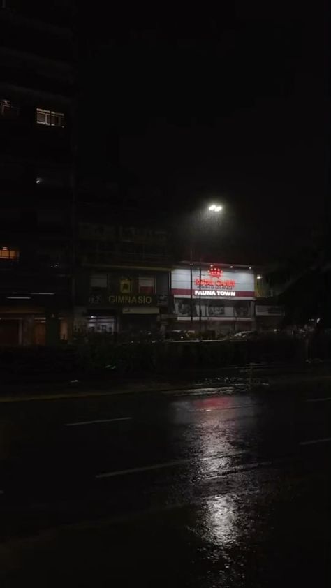 Dark Night Rain Video, Night Walking Aesthetic, Gloomy Aesthetic, Paranormal Aesthetic, Rain Street, Rainy Street, Night Rain, Dark Street, Guys Night