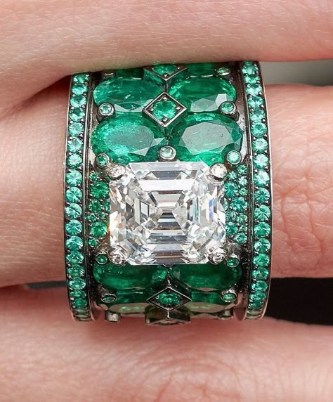 Vintage Emerald Rings, Royalty Jewelry, Emerald Diamond Rings, Romantic Engagement Ring, Ascher Cut, Royal Earrings, Rings 2023, Box Rings, Diamond Earrings Online