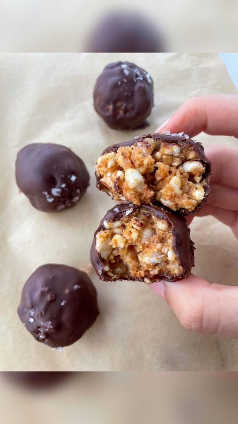 Peanut Butter Rice Cake Balls, Rice Cake Ideas, Rice Cake Balls, Peanut Butter Chocolate Balls, Rice Cakes Healthy, Rice Cake Snacks, Peanut Butter Balls, Melted Chocolate, Cake Balls