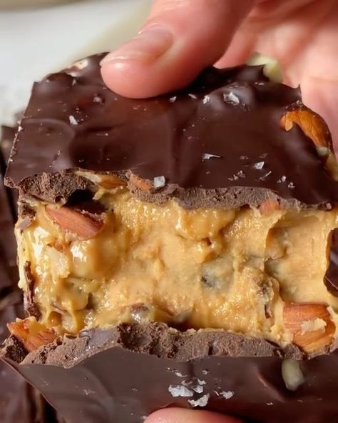 Organically 🍏 on Instagram: "Raw snickers slice! 5 ingredients and so easy to put together (no fancy equipment). By @panaceas_pantry 

12-16 fresh, Medjool dates (see note 1)
210g (3/4 cup) runny, roasted peanut butter (see note 2)
110g (3/4) roasted peanuts or roasted almonds, chopped
2 Tbsp coconut oil
125g 70% dark chocolate, chopped
2 Tbsp peanut butter or coconut oil (extra from above)
Optional- flakey sea salt

Grease and line (with baking paper) a 20cm square baking tin (like a small brownie tin). Alternatively, a silicone tray of the same size will work well.

Break dates open, removing the pit and spreading the two halves open (like a date butterfly). Lay, open side down, over the bottom of the baking tin. Once you have roughly covered the surface of the baking tin use a small cu Raw Snickers Slice, Frozen Cauliflower Recipes, Date Snickers, Raw Snickers, Snickers Slice, Costco Chicken Bake, High Protein Yogurt, Vegan Gluten Free Desserts, Sugar Free Recipes Desserts