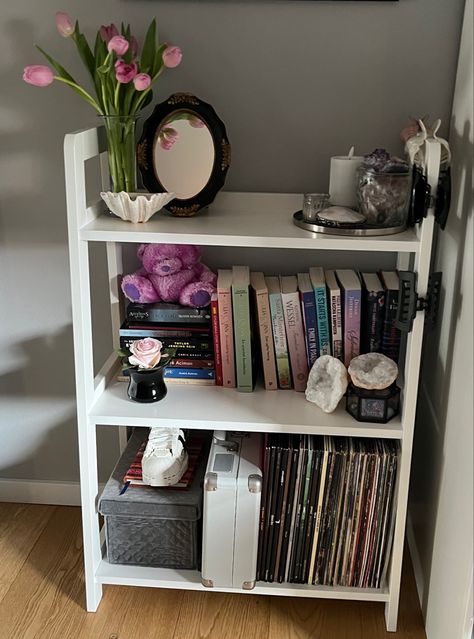 Dorm Room Book Storage, Book Shelf Small Space, Standing Shelf Decor Bedroom, Small Bookcase Aesthetic, Book Shelf Aesthetic Design, Unique Ways To Store Books, Small Bookshelf Ideas Aesthetic, Bookshelf For Small Bedroom, Small Bookcase Styling