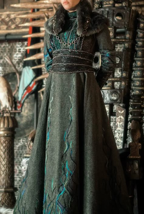 Serena's green gown Game Of Thrones Outfit Aesthetic, Grey Fantasy Outfit, Grisha Inspired Outfits, Shadow And Bone Inspired Outfits, Game Of Thrones Outfit Ideas, Got Northern Dress, Winter Dnd Outfit, Medevil Outfits Women Royal, Game Of Thrones Outfit Dresses