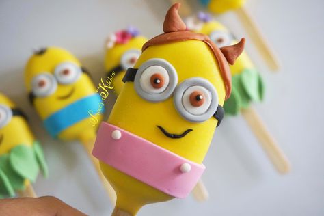 Minion cakesicles by @serenesskitchen Cakesicles Ideas, Candy Land Birthday, No Bake Cake Pops, Cake Pop Recipe Easy, Popsicles Cake, Ice Cream Cake Pops, Lolly Cake, Unicorn Desserts, Minion Cupcakes