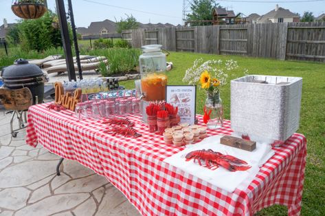 Crawfish Party Decorations, Crab Boil Party Decorations, Crawfish Boil Wedding Shower Ideas, Fish Fry Party Decorations, Crawfish Boil Baby Shower Ideas, Crawfish Graduation Party, Seafood Boil Party Ideas, Crawfish Boil Wedding, Seafood Boil Party Decorations